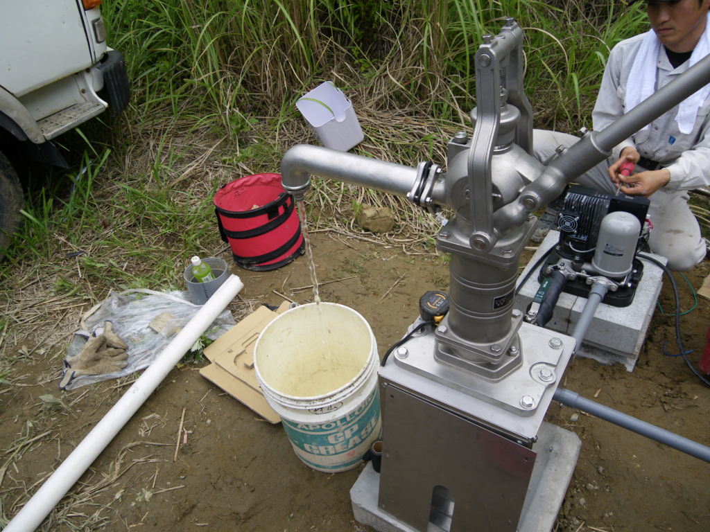 タンデム式ポンプ（水中ポンプと手押しポンプの併用）